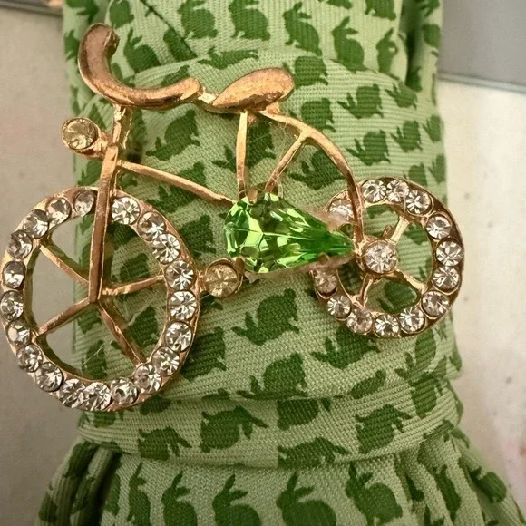 Vineyard Vines Rabbit Necktie Necklace Embellished Bicycle Brooch & Gold‎ Chain - Picture 3 of 5